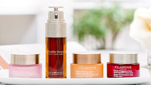  What makes Clarins Double Serum so effective?
                    